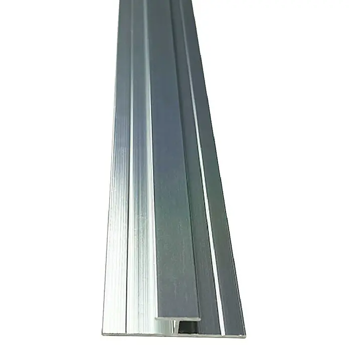 Wetwall Wandpaneel H-Verbindung-Profil - 244 x 2,2 x 1,1 cm, Aluminium - Nahaufnahme einer silbernen Metall-Übergangsleiste. Die Leiste hat ein T-förmiges Profil und glatte, reflektierende Oberflächen.