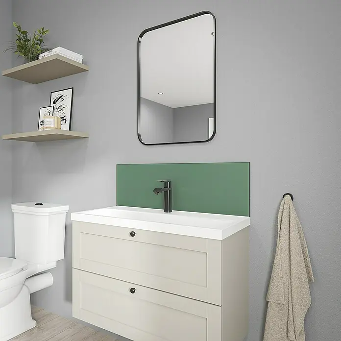 Wetwall Wandpaneel Alloy Spritzschutz - 25 x 80 cm, Seafoam Green / Battleship Grey - Modernes Badezimmer mit Waschbeckenunterschrank in Beige, schwarzer Armatur und rechteckigem Spiegel an grauer Wand. Dekorative Regale links.