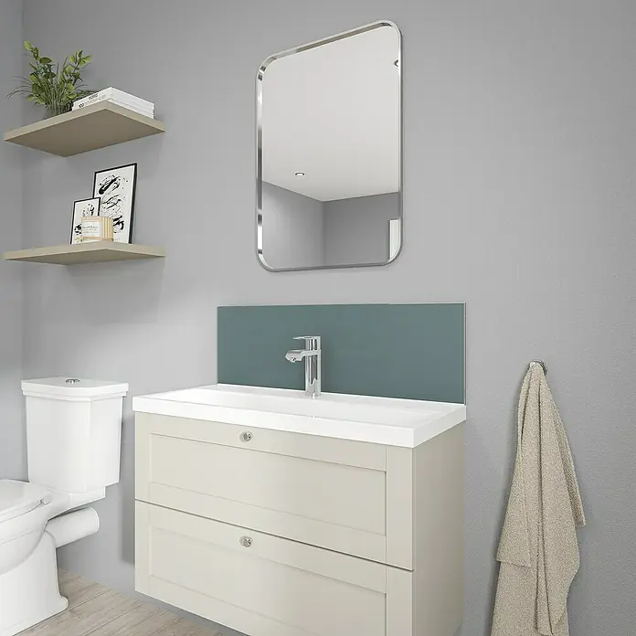 Wetwall Wandpaneel Alloy Spritzschutz - 25 x 80 cm, Glacier White / Neptune Blue - Badezimmer-Szene mit einem Waschbeckenunterschrank in sanftem Farbton, einem Spiegel und Regalen, die eine harmonische und stilvolle Atmosphäre schaffen.