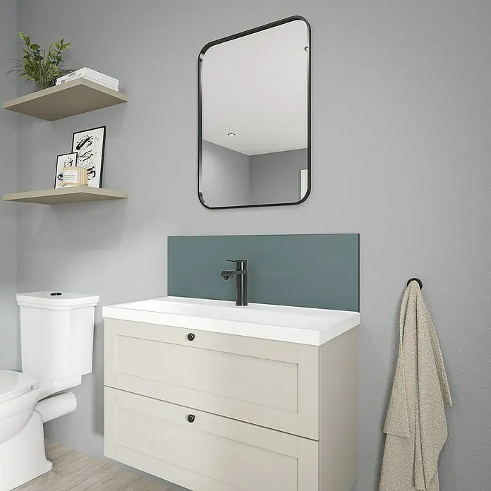 Wetwall Wandpaneel Alloy Spritzschutz - 25 x 80 cm, Glacier White / Neptune Blue - Ein elegantes Badezimmer-Waschtisch-Set mit einem modernen Waschbeckenunterschrank, einem stilvollen Spiegel und passenden Regalen.