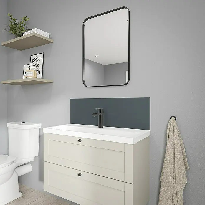Wetwall Wandpaneel Alloy Spritzschutz - 25 x 80 cm, Malibu Grey / Storm Blue - Elegantes Badezimmer mit modernem Waschbeckenunterschrank, minimalistischem Spiegel und stilvollen Regalen für ein harmonisches Ambiente.