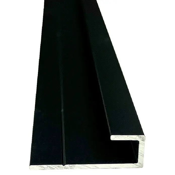 Wetwall Wandpaneel Abschluss-Profil - 244 x 1,8 x 0,5 cm, Schwarz - Nahaufnahme eines schwarzen Aluminiumprofils mit rechteckigem Querschnitt, ideal für Rahmen oder Einfassungen, auf hellem Hintergrund.