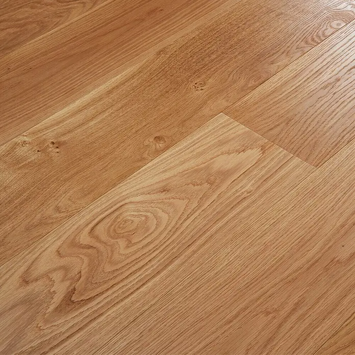 Parkett - Eiche Trier, Landhausdiele, 1.900 x 190 x 14 mm - Nahaufnahme von hellbraunem, geöltem Eichenparkett mit Maserung und warmen Farbtönen. Ideal für Bodenbeläge und Innendesign.