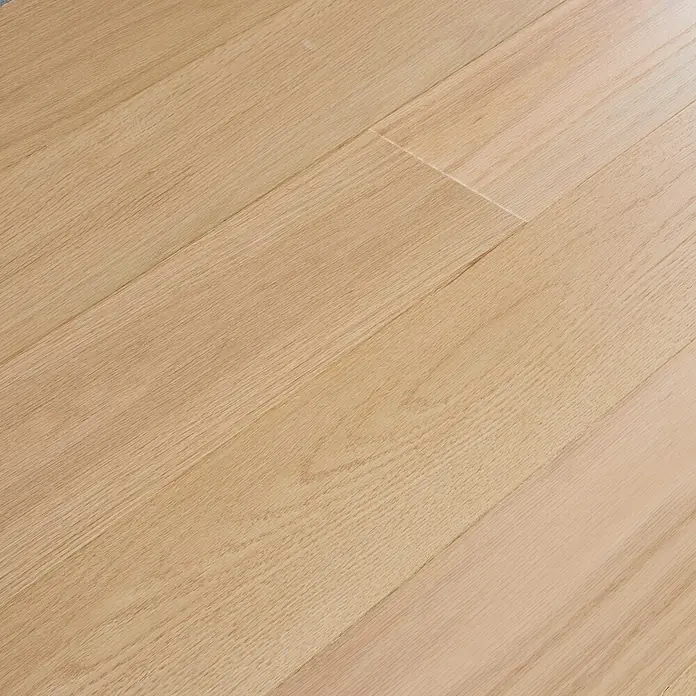 Parkett - Eiche Westerland, Landhausdiele, 1.820 x 145 x 14,2 mm - Nahaufnahme des hellen Holzbodens. Das Holz hat eine natürliche Maserung und eine glatte Oberfläche. Ideal für modernes Interieur.