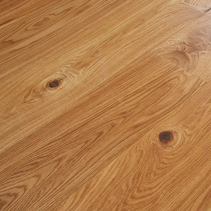 Parkett - Eiche Como, Landhausdiele, 1.900 x 190 x 14 mm - Nahaufnahme eines klassischen Eichenparkettbodens mit natürlicher Maserung und Astlöchern, ideal für warme Innenräume.