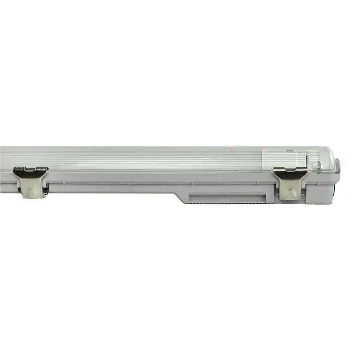 E2 elektro LED-Feuchtraumlichtleiste Classic Power - L x B x H: 158,3 x 7,5 x 5,2 cm, Lichtfarbe: Neutralweiß, 24 W, IP65 - Eine Nahaufnahme einer LED-Feuchtraumleuchte mit Klammern an einer schwarzen Wand. Die Leuchte ist hellgrau und hat ein längliches Design.