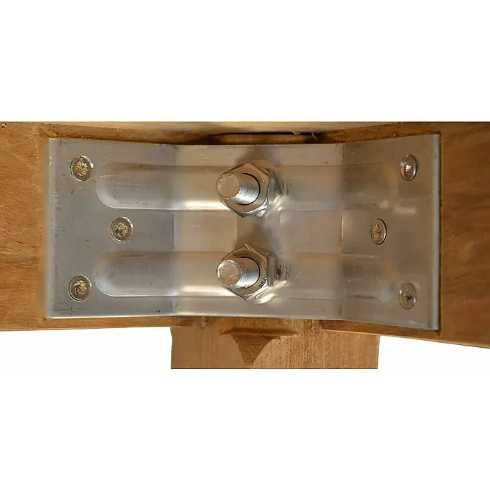 Kai Wiechmann Gartentisch - L x B x H: 180 x 90 x 76 cm, Teakholz, Rechteckig, Naturbelassen - Nahaufnahme einer Eckverbindung aus Metall mit Schrauben und Muttern, die Holzteile miteinander verbindet. Ideal für Möbelreparaturen.