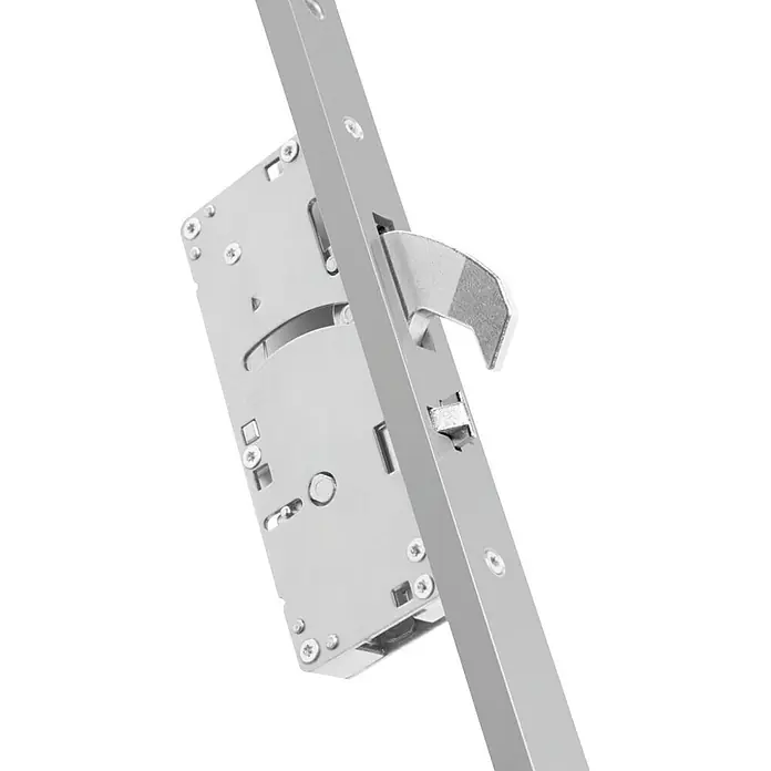 MCM Cerradura de embutir de puerta de entrada 30/30 - Esmaltado, Oro, Anchura placa: 70 mm - Primer plano de una cerradura de puerta plateada con pestillo de gancho sobre fondo negro. Mecanismo preciso y diseño moderno combinados.