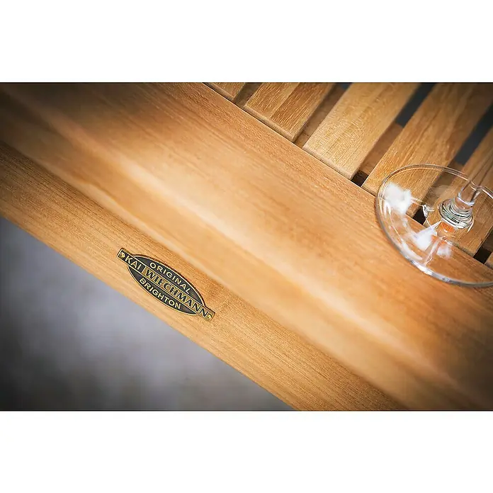 Kai Wiechmann Gartentisch - L x B x H: 240 x 120 x 75 cm, Teakholz, Oval, Naturbelassen - Nahaufnahme eines Tisches aus Kai Wiechmann Teakholz, der ein elegantes Design und hochwertige Verarbeitung zeigt, ideal für den Außenbereich.