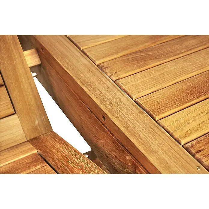 Kai Wiechmann Gartentisch - Teak, Oval, Naturbelassen - Nahaufnahme einer Gartenmöbelkonstruktion aus Teakholz, die die Details und die Verarbeitung des Holzes hervorhebt.