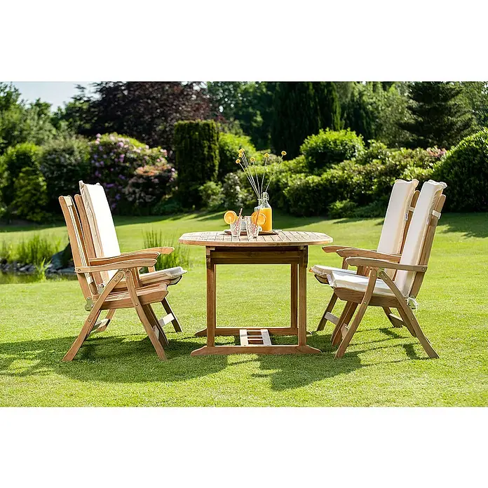 Kai Wiechmann Gartentisch - Teak, Oval, Naturbelassen - Gartenmöbelset mit Holztisch, Getränken und zwei Stühlen mit beigen Polstern für entspannte Stunden im Grünen.