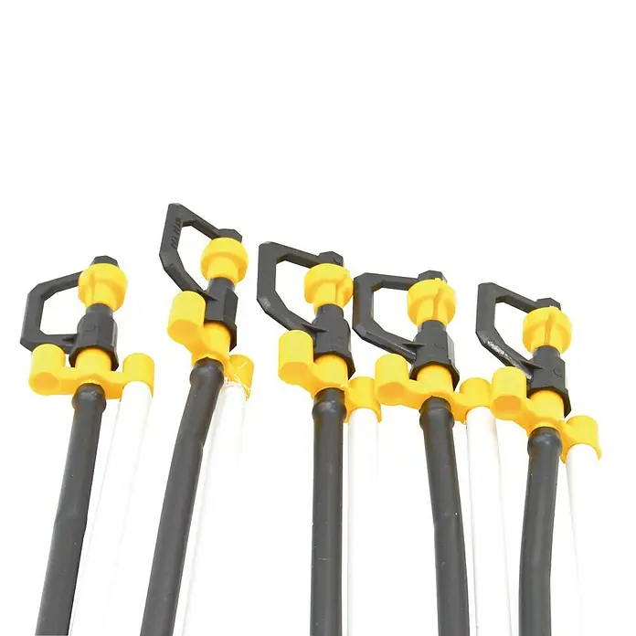 Aspersor para pequeñas superficies - 5 ud., 4 mm - Primer plano de una fila de aspersores con detalles amarillos y base negra sobre un fondo negro.