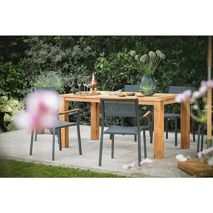 Kai Wiechmann Gartentisch - L x B x H: 165 x 90 x 77 cm, Teak, Rechteckig, Naturbelassen - Gartenmöbel-Set mit einem Holztisch, grauen Stühlen und Deko. Das Set lädt zum Verweilen im Freien ein. Die Tischdeko ist modern und elegant.
