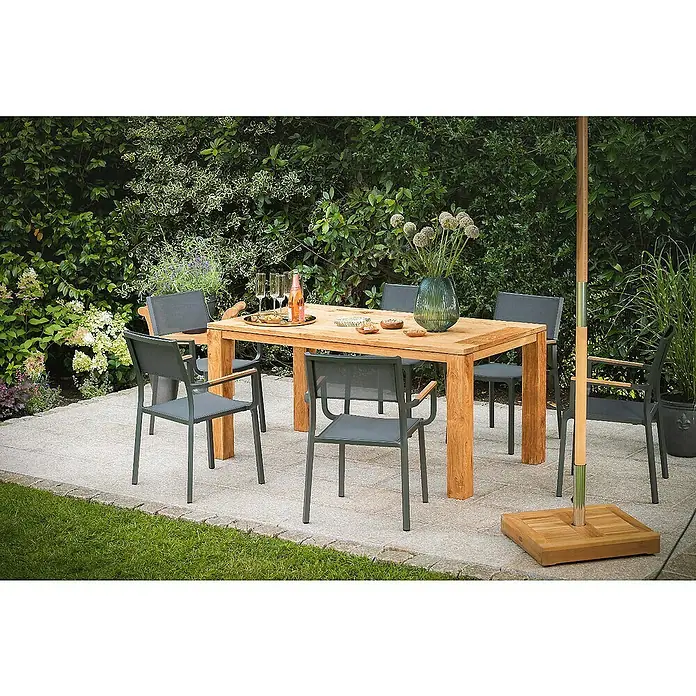 Kai Wiechmann Gartentisch - L x B x H: 165 x 90 x 77 cm, Teak, Rechteckig, Naturbelassen - Ein Gartentisch-Set aus Holz mit grauen Stühlen und einem Sonnenschirm, ideal für Mahlzeiten im Freien und Entspannung im Garten.