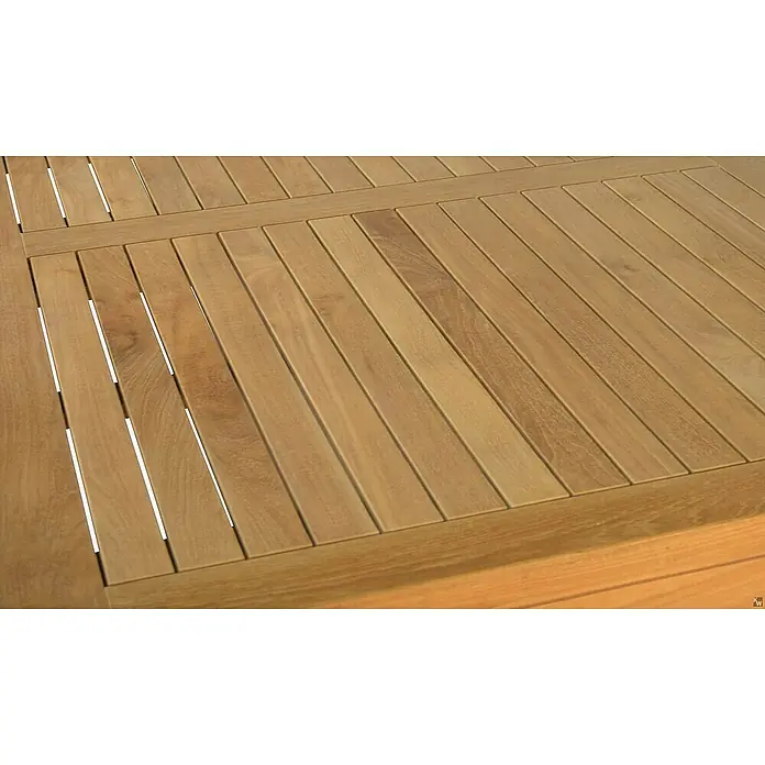 Kai Wiechmann Gartentisch - L x B x H: 90 x 90 x 76 cm, Teakholz, Quadratisch, Naturbelassen - Nahaufnahme einer Tischplatte aus Teakholz mit Lattenmuster, die die natürliche Holzmaserung und die feinen Details des Designs hervorhebt.