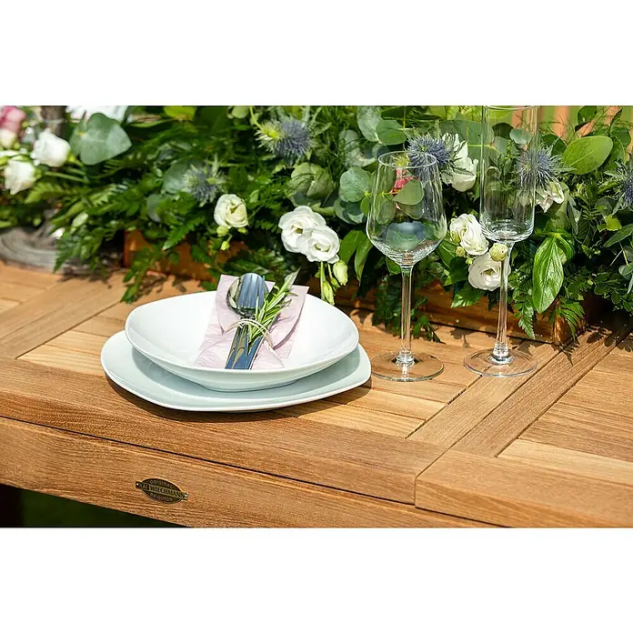 Kai Wiechmann Gartentisch - L x B x H: 165 x 90 x 76 cm, Teak, Rechteckig, Naturbelassen - Elegante Tischdekoration mit edlem Geschirr, feinen Gläsern und einem frischen Blumenarrangement auf einem Teakholztisch.