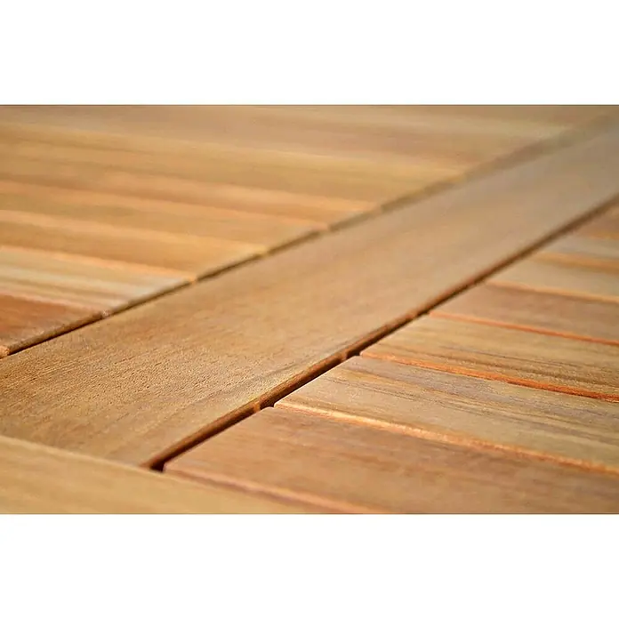 Kai Wiechmann Gartentisch - L x B x H: 80 x 80 x 72 cm, Teak, Quadratisch, Naturbelassen - Nahaufnahme einer Tischplatte aus hellem Holz mit sichtbarer Maserung und Fugen. Das Holz wirkt warm und natürlich.
