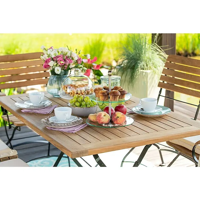 Kai Wiechmann Gartentisch - L x B x H: 80 x 80 x 72 cm, Teak, Quadratisch, Naturbelassen - Eine rustikale Gartentafel mit Gebäck, Obst und Geschirr, die zu einem gemütlichen Essen im Freien einlädt.