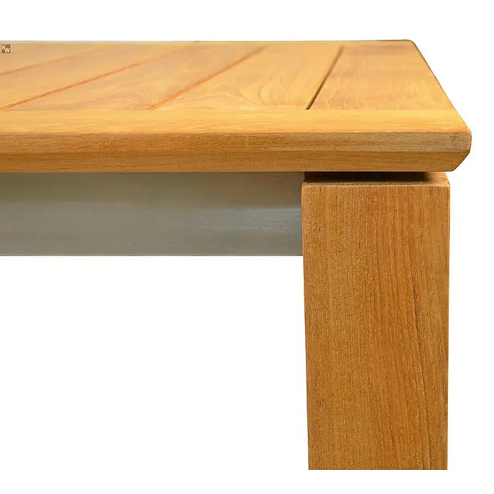 Kai Wiechmann Gartentisch - L x B x H: 165 x 90 x 77 cm, Teak, Rechteckig, Naturbelassen - Detailaufnahme eines Holztisches, der die Tischplatte und das Bein zeigt. Die natürliche Holzmaserung und die robuste Bauweise sind erkennbar.