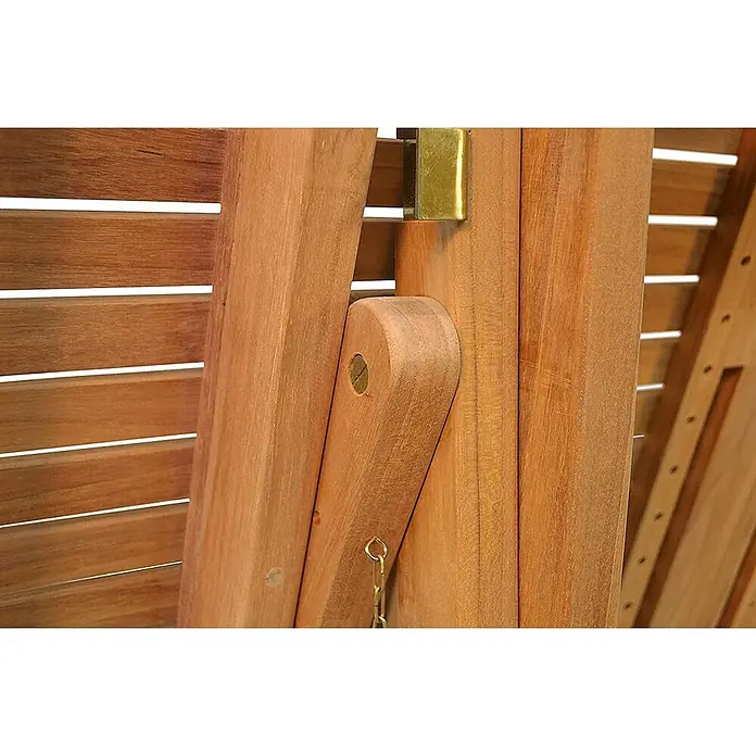 Kai Wiechmann Gartentisch - Teakholz, Rechteckig, Naturbelassen - Nahaufnahme einer Holzkonstruktion mit Details wie Scharnieren, Lamellen und einer goldenen Halterung, die die feine Handwerkskunst hervorheben.