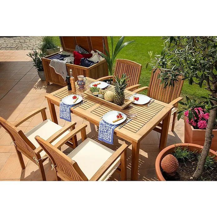 Kai Wiechmann Gartentisch - L x B x H: 180 x 90 x 75 cm, Teakholz, Rechteckig, Naturbelassen - Ein einladender Gartentisch aus Holz mit Stühlen, Geschirr und Dekorationen, ideal für Mahlzeiten im Freien und Entspannung im Garten.
