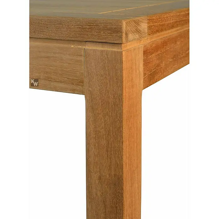 Kai Wiechmann Gartentisch - L x B x H: 150 x 90 x 76 cm, Teakholz, Rechteckig, Naturbelassen - Nahaufnahme eines eleganten Tisches aus Holz mit feiner Maserung und einem subtilen KW-Logo, der die hochwertige Verarbeitung hervorhebt.