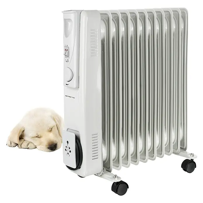 Emerio Radiador de aceite 2500 - 2.500 W, Superficie de hasta aprox. 25 m², Blanco - Un radiador de aceite portátil en blanco al lado de un cachorro durmiendo. El radiador tiene diferentes niveles de calor y un termostato.