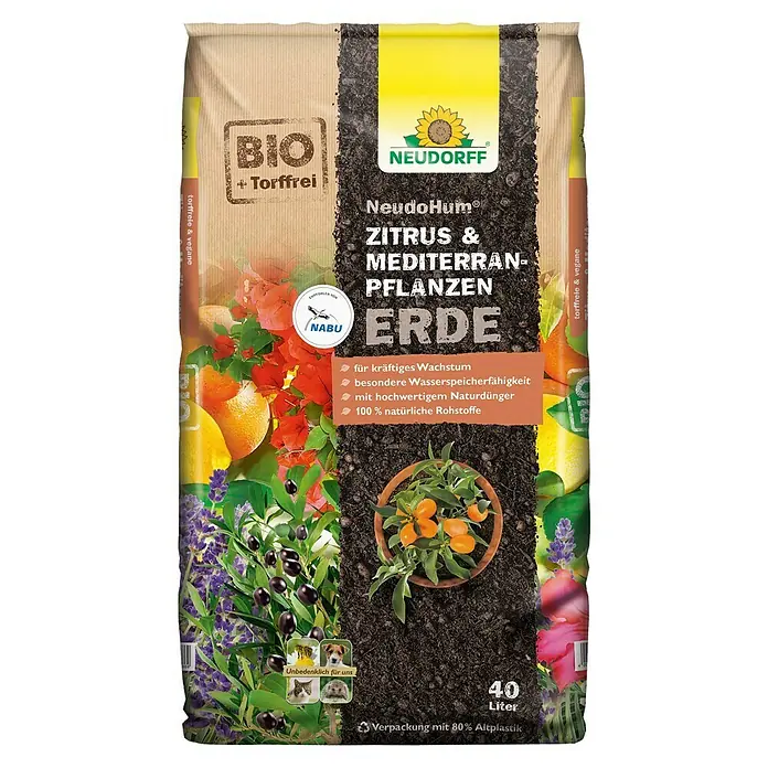 Neudorff NeudoHum Zitruspflanzenerde Zitrus- & Mediterranpflanzen - 40 l - Bild einer Packung NeudoHum Zitrus- und Mediterranpflanzen Erde, torffrei und vegan, mit Zitrusfrüchten und Oliven bebildert.