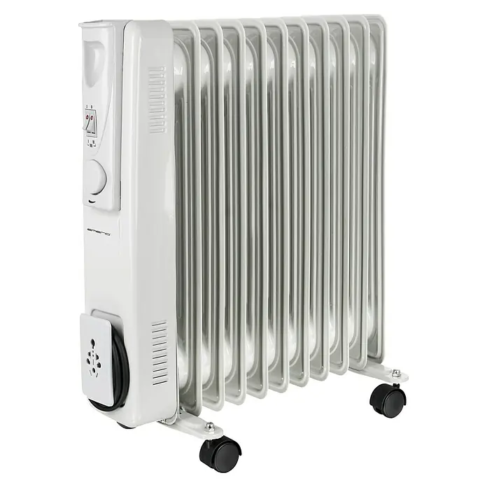 Emerio Ölradiator - 2.500 W, Raumgröße bis ca. 25 m², Weiß - Ein weißer Ölradiator mit mehreren Rippen, Bedienelementen und Rollen für den einfachen Transport. Ideal für zusätzliche Wärme.