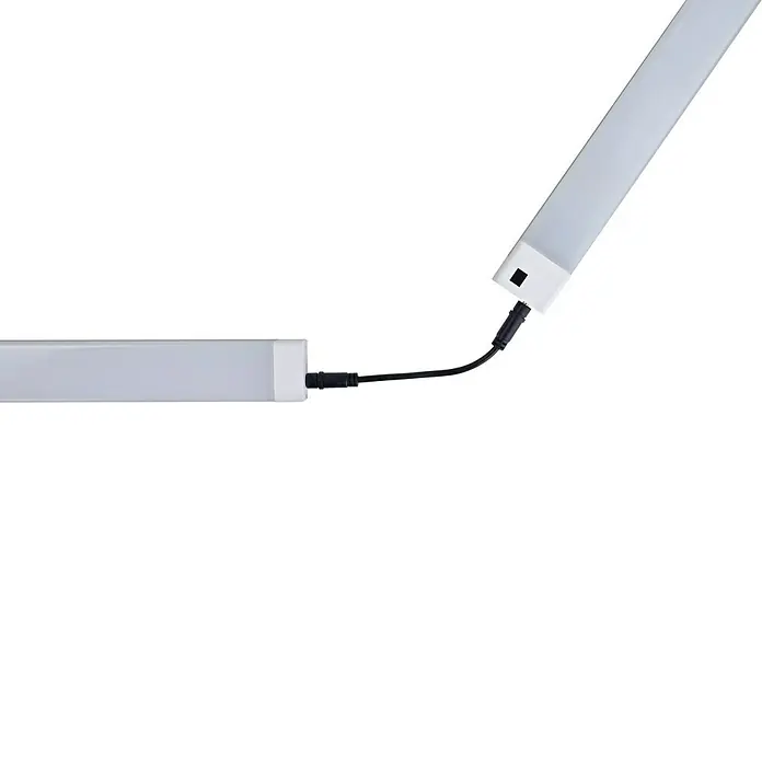 E2 elektro LED-Lichtleiste Plan - L x B x H: 60 x 3,2 x 1,4 cm, Lichtfarbe: Warmweiß, 10 W, 220 V - 240 V - Das Bild zeigt ein LED-Leuchtmittel, das mit einem Kabel an eine andere Leuchte angeschlossen ist, vor einem schwarzen Hintergrund.