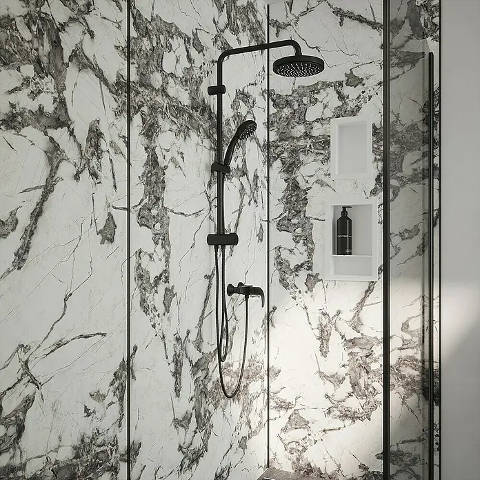 Wetwall Wandpaneel Alloy - 90 x 244 cm, Calacatta Fantasia - Elegante Marmorduschkabine mit schwarzer Duschgarnitur und integrierten Ablagen für Shampoo und Duschgel.