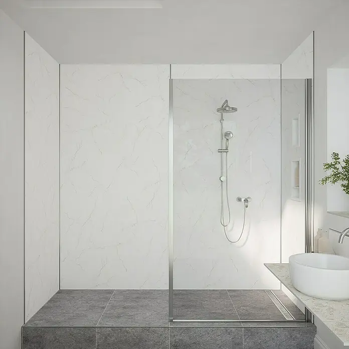 Wetwall Wandpaneel Alloy - 60 x 244 cm, Bianco Venato - Elegante Duschkabine mit weißem Marmor-Effekt und grauen Fliesen. Moderner Look für ein stilvolles Badezimmer mit hochwertiger Ausstattung und Designelementen.