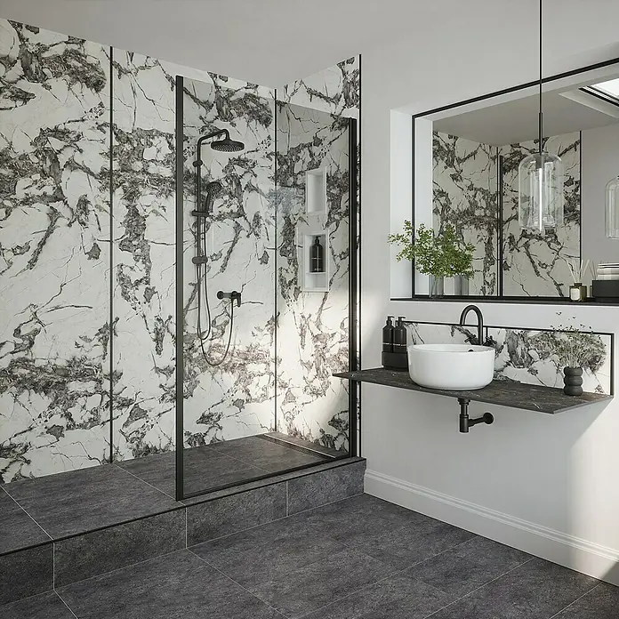 Wetwall Wandpaneel Alloy - 90 x 244 cm, Calacatta Fantasia - Elegantes Badezimmer mit Marmordusche und modernem Waschbecken. Die dunklen Akzente setzen stilvolle Kontraste im Raum und heben die Elemente hervor.