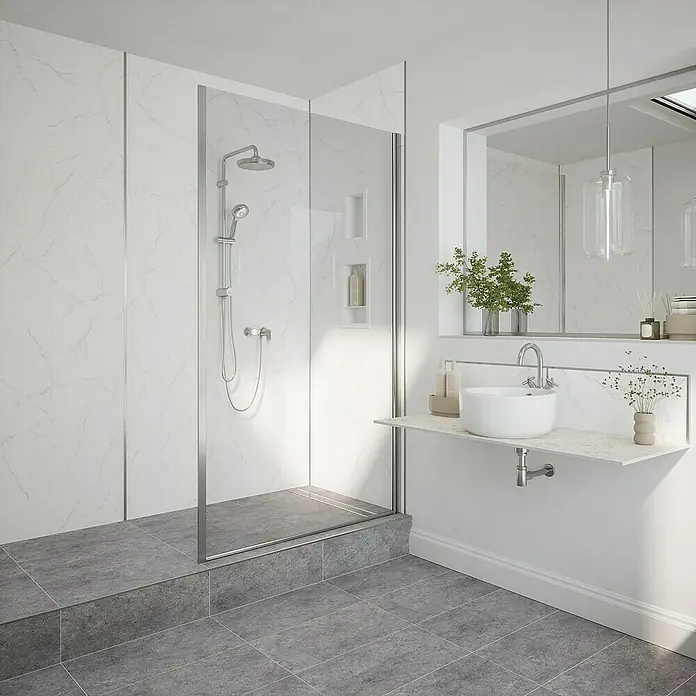 Wetwall Wandpaneel Alloy Spritzschutz - 25 x 80 cm, Bianco Venato - Ein modernes Badezimmer mit einer begehbaren Dusche mit Marmorwänden und einem stilvollen Waschtisch mit Aufsatzwaschbecken.