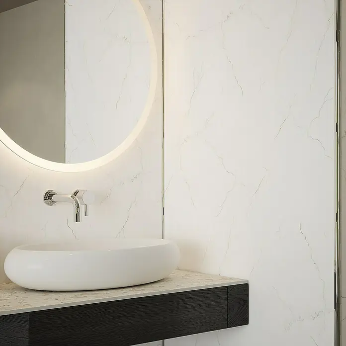 Wetwall Wandpaneel Alloy - 60 x 244 cm, Bianco Venato - Elegantes Badezimmer-Waschbecken mit runder Spiegelbeleuchtung, die eine moderne und stilvolle Atmosphäre schafft.