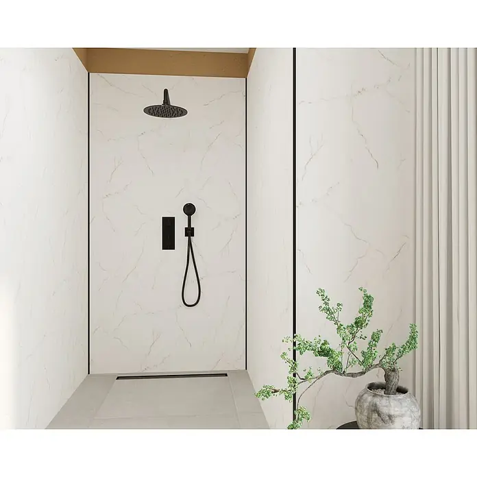 Wetwall Wandpaneel Alloy - 60 x 244 cm, Bianco Venato - Moderne Dusche mit schwarzem Duschkopf und Armatur vor einer weißen Marmorwand, die Eleganz und Funktionalität vereint.