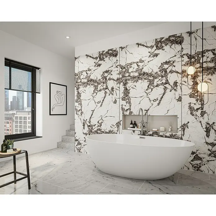 Wetwall Wandpaneel Alloy - 90 x 244 cm, Calacatta Fantasia - Helles Badezimmer mit freistehender Badewanne und Marmorwand, die ein luxuriöses Ambiente schafft. Stilvolle Beleuchtung und ein Fenster ergänzen das elegante Design.