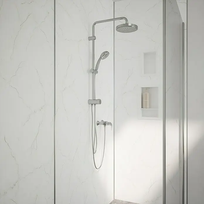 Wetwall Wandpaneel Alloy - 60 x 244 cm, Bianco Venato - Duscharmatur mit Handbrause und Regendusche vor einer Marmorwand mit Shampoo-Nische.