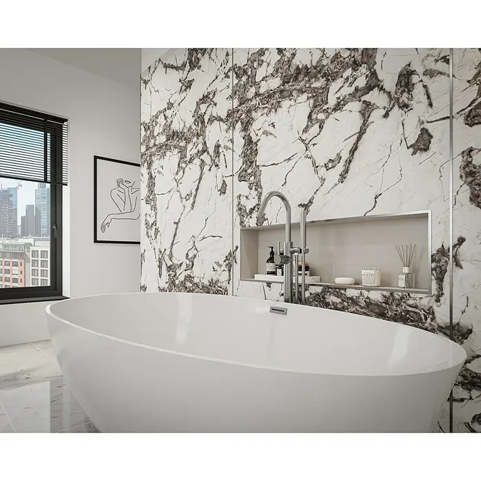 Wetwall Wandpaneel Alloy - 90 x 244 cm, Calacatta Fantasia - Ein luxuriöses Badezimmer mit einer freistehenden Badewanne, marmorierten Wänden und einem praktischen Regal für Badezimmerutensilien.
