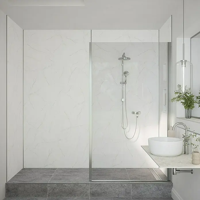 Wetwall Wandpaneel Alloy Spritzschutz - 25 x 80 cm, Bianco Venato - Geräumige, moderne Duschkabine mit Marmorwandverkleidung und stilvollem Waschbecken. Ideal für ein luxuriöses Badezimmerambiente.