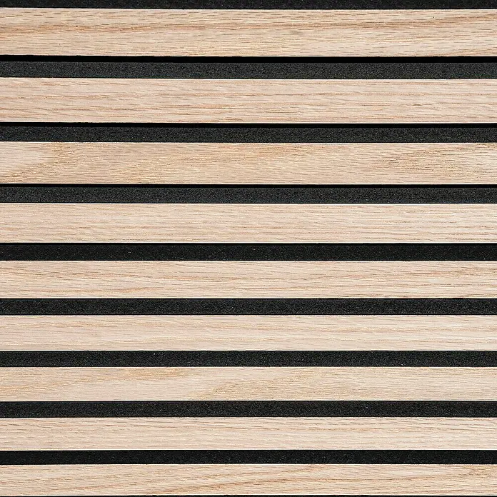 Floordirekt Akustikpaneel Echtholzfurnier 60 x 60 x 2,1 cm White Oak - White Oak, L x B x S: 60 cm x 60 cm x 21 mm, 1 Stk., 0,36 m² - Nahaufnahme einer Akustikwand mit hellen Holzlatten und schwarzen Zwischenräumen. Ideal für moderne Raumgestaltung mit guter Schallabsorption.