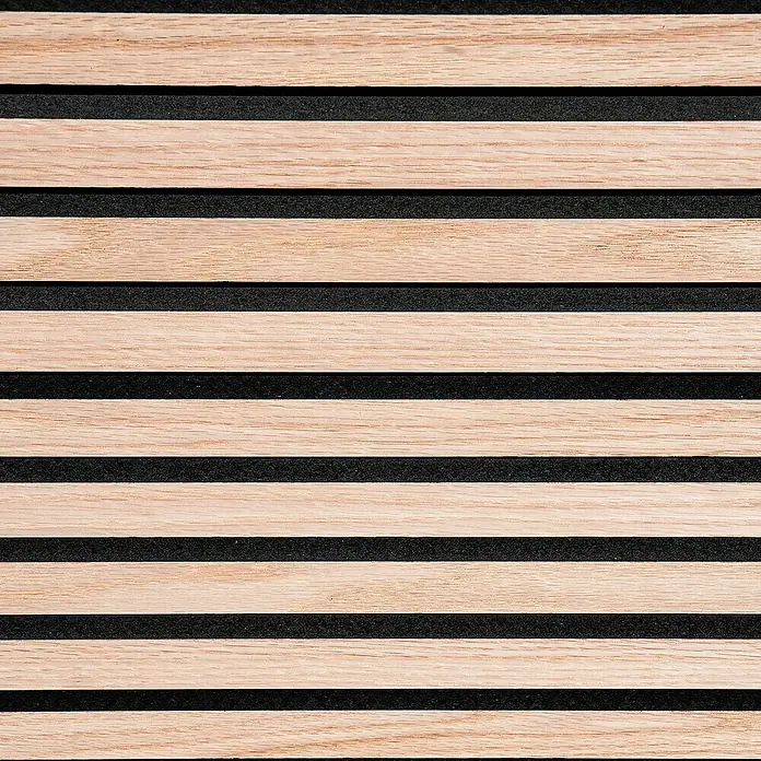 Floordirekt Akustikpaneel Echtholzfurnier 118 x 60 x 2,1 cm White Oak - White Oak, L x B x S: 118 cm x 60 cm x 21 mm, 1 Stk., 0,71 m² - Detailaufnahme einer Akustikwand mit Holzlamellen und schwarzen Filzzwischenräumen. Schalldämmendes Design für moderne Innenräume.