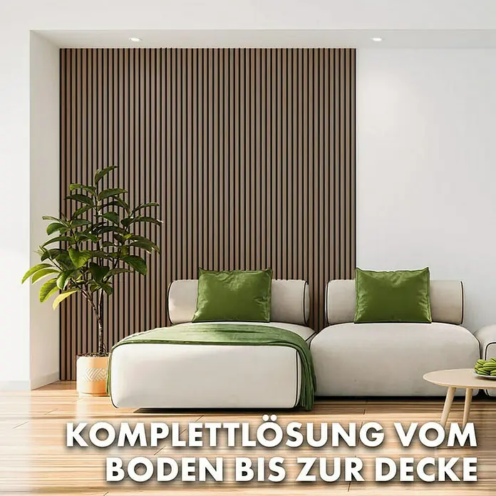 Floordirekt Akustikpaneel Echtholzfurnier 275 x 27 x 2,1 cm Black Walnut - Black Walnut, L x B x S: 275 cm x 27 cm x 21 mm, 1 Stk., 0,74 m² - Elegantes Wohnzimmer mit Akustikpaneelen aus Holz an der Wand, die eine warme und stilvolle Atmosphäre schaffen.