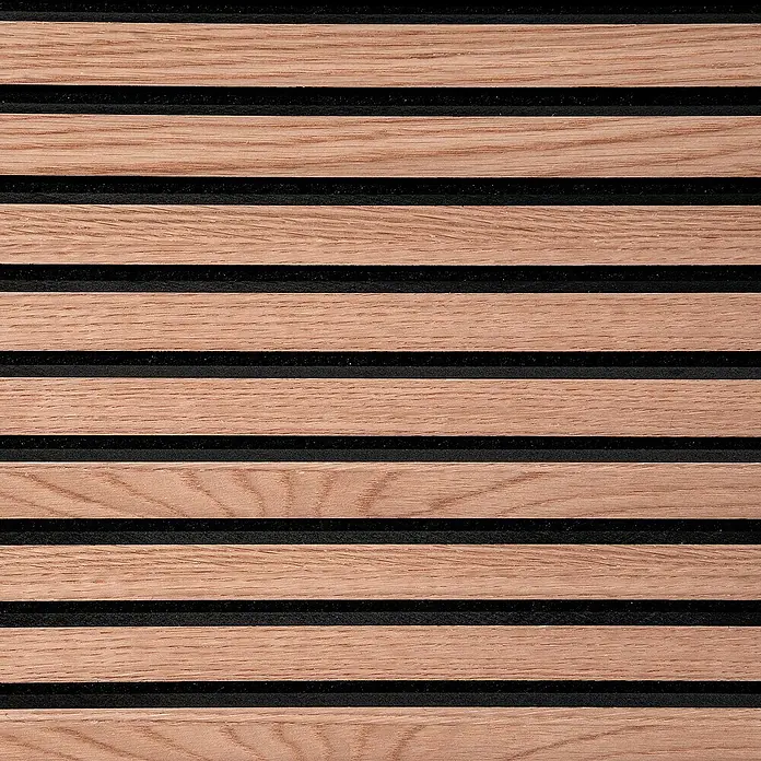 Floordirekt Akustikpaneel Echtholzfurnier 118 x 60 x 2,1 cm Red Oak - Red Oak, 1 Stk., 0,71 m² - Nahaufnahme einer Holzpaneelwand mit hellbraunen Lamellen und schwarzen Akustikbahnen für moderne Raumgestaltung.