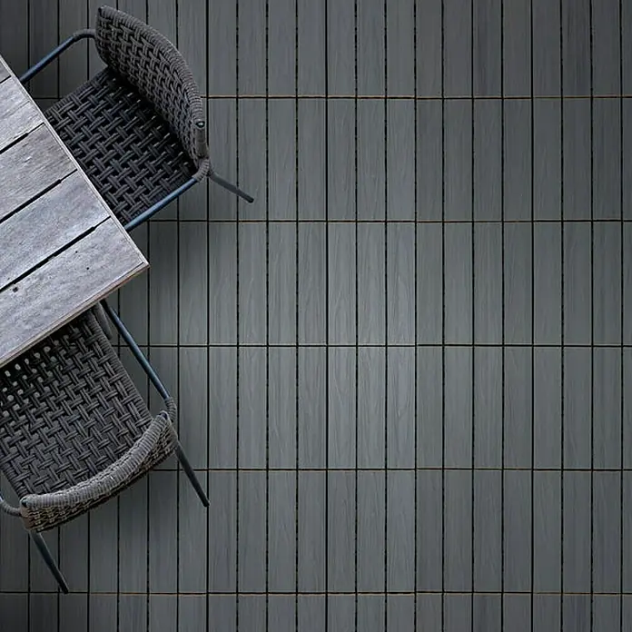 Floordirekt Klickfliese WPC Classic 30 x 30 cm Grau - 1 Stk. - Draufsicht auf einen grauen Terrassenbereich mit Holzbodenfliesen, einem Tisch und zwei Korbstühlen. Ideal für Außenbereiche.