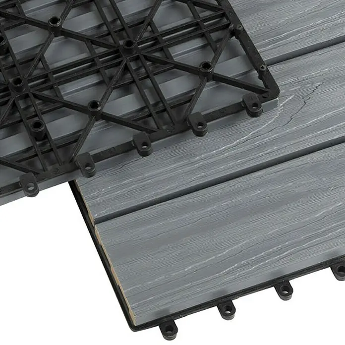 Floordirekt Klickfliese WPC Classic 30 x 30 cm Grau - 1 Stk. - Das Bild zeigt graue Terrassendielen aus Verbundmaterial mit einem schwarzen Kunststoff-Unterbau, ideal für stilvolle Außenbereiche.