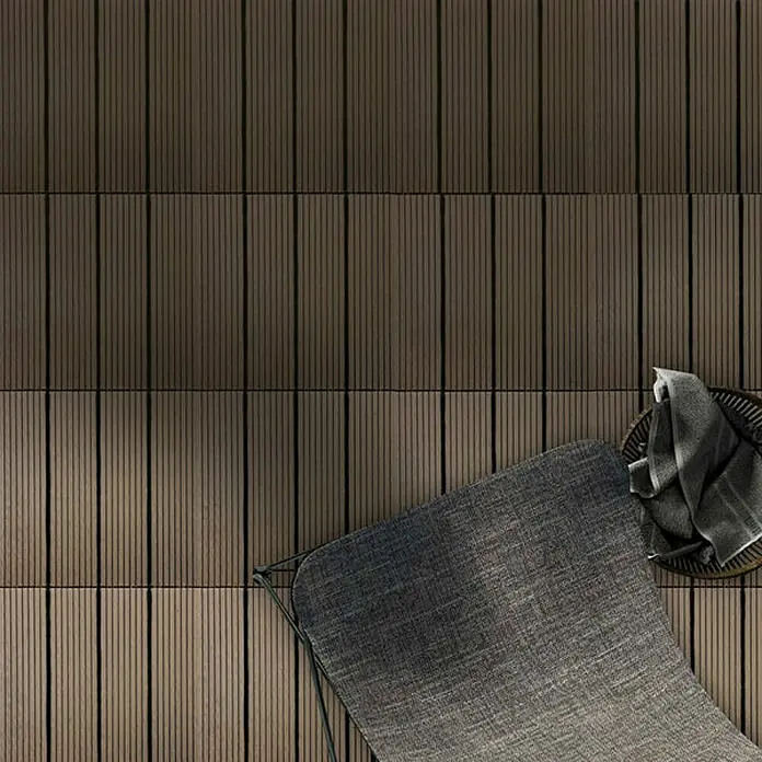 Floordirekt Klickfliese WPC Royal 30 x 30 cm Dunkelbraun - 1 Stk. - Terrassendielen aus Holzverbundstoff in Braun, mit einer stilvollen Gartenbestuhlung für entspannte Stunden im Freien.