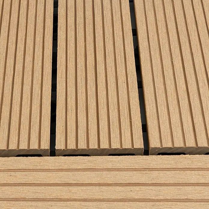 Floordirekt Klickfliese WPC Classic 30 x 30 cm Teak 11er-Set - 11 Stk. - Nahaufnahme von Outdoor-Terrassendielen aus Holzverbundstoff mit geriffeltem Design, die eine attraktive und langlebige Bodenlösung bieten.