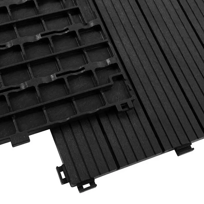 Floordirekt Klickfliese Claire 30 x 30 cm Grau - 30 x 30 x 1,5 cm, 1 Stk. - Nahaufnahme von ineinandergreifenden, schwarzen Terrassenfliesen, die ein modulares und robustes Bodensystem für den Außenbereich darstellen.