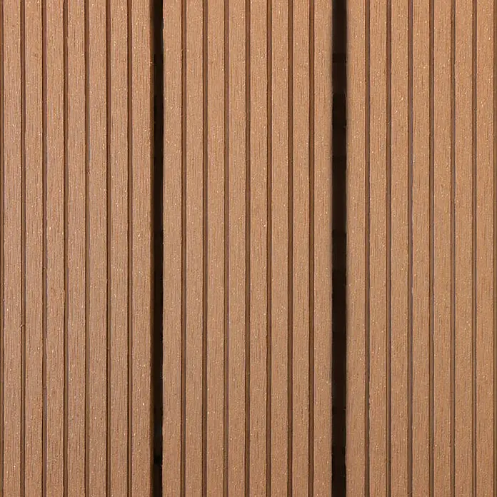 Floordirekt Klickfliese WPC Royal 30 x 30 cm Hellbraun 11er-Set - 30 x 30 x 2,2 cm, 11 Stk. - Nahaufnahme von braun gerillten Terrassendielen aus Verbundmaterial, die eine robuste und moderne Oberfläche zeigen.